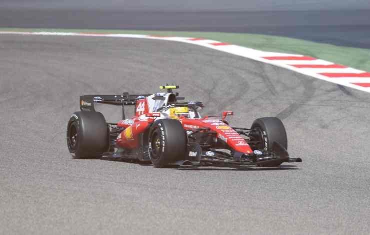 Lewis Hamilton a bordo della sua Ferrari