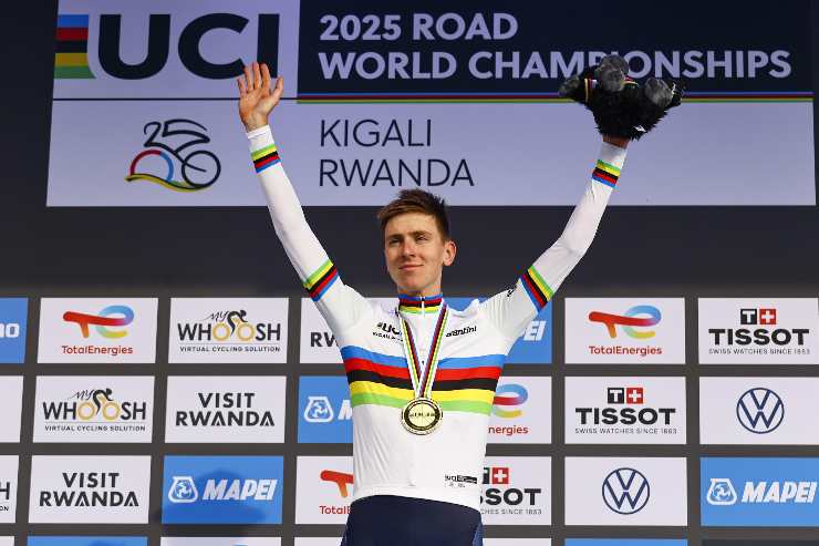Tadej Pogacar sul podio con la maglia iridata