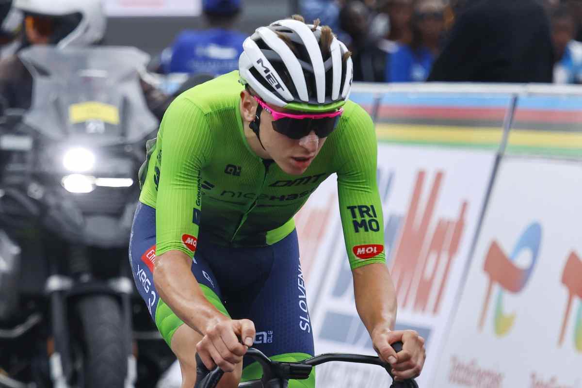 Tadej Pogacar con la maglia della nazionale slovena