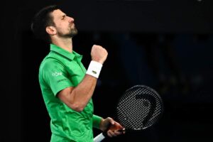 Novak Djokovic esulta in campo