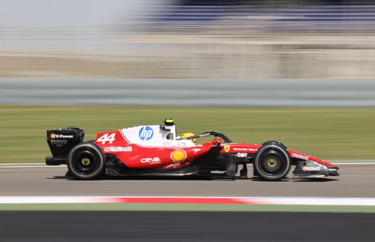 Hamilton in pista con la Ferrari 