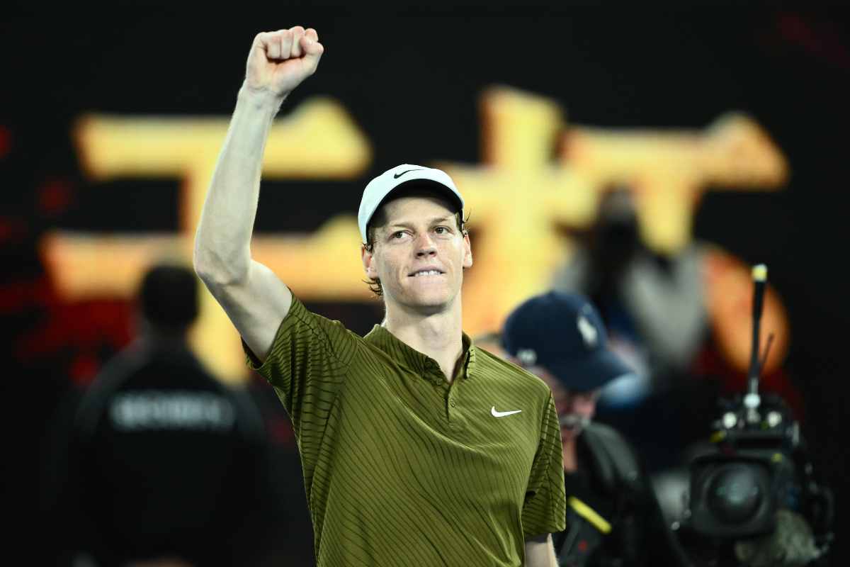 Jannik Sinner esulta con il braccio alzato