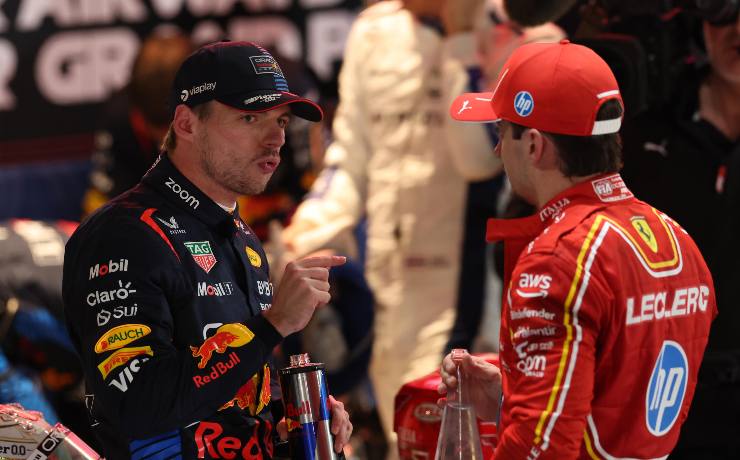 Charles Leclerc parla con Max Verstappen