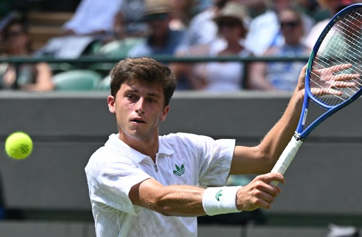 Luca Nardi si coordina per colpire la palla