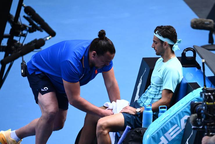 Musetti soccorso in campo dopo l'infortunio all'Australian Open