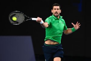 Novak Djokovic colpisce la palla