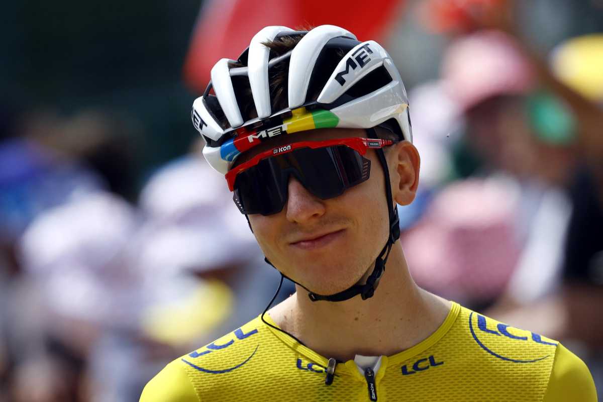 Tadej Pogacar con la maglia gialla