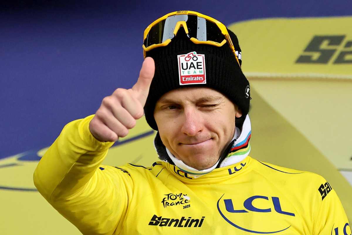 Tadej Pogacar esulta con la maglia gialla al Tour