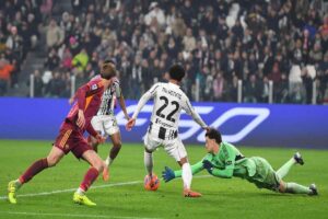 McKennie e Svilar in azione in Juventus-Roma