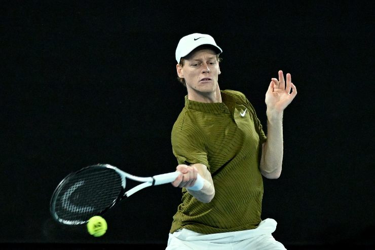 Sinner colpisce la palla di dritto