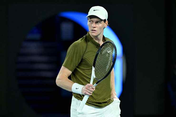 Jannik Sinner pensieroso