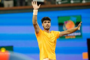 Carlos Alcaraz saluta