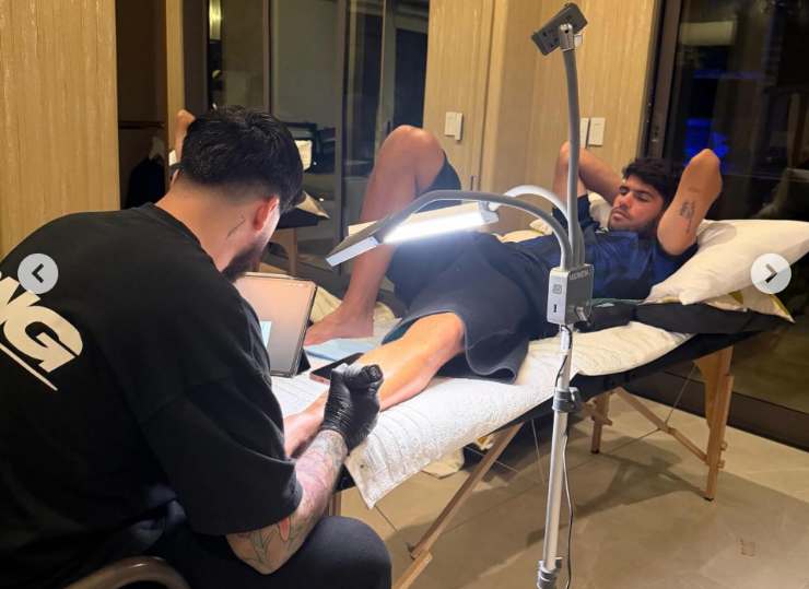 Carlos Alcaraz sul lettino del tatuatore