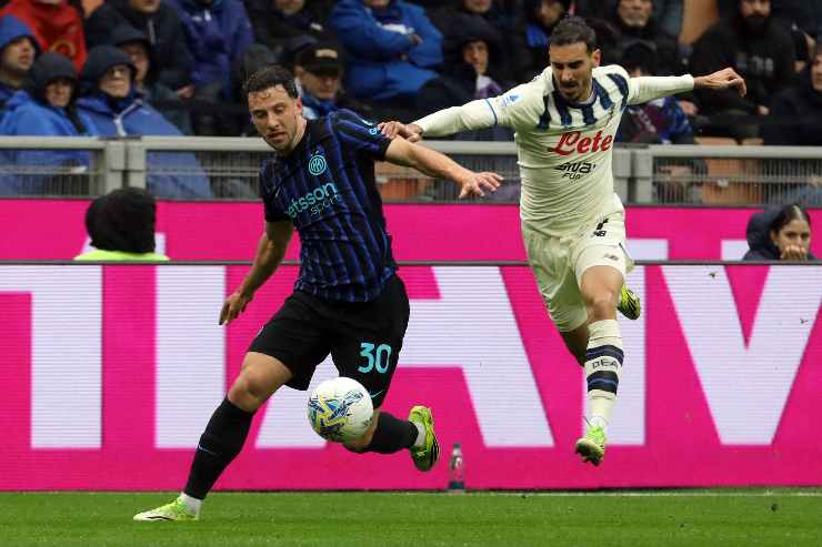 Carlos Augusto in azione con la maglia dell'Inter