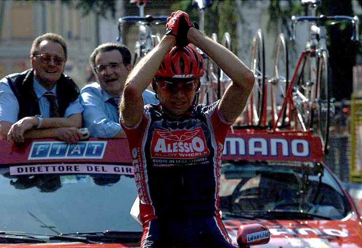 Caucchioli in primo piano, alle spalle Carmine Castellano sull'ammiraglia