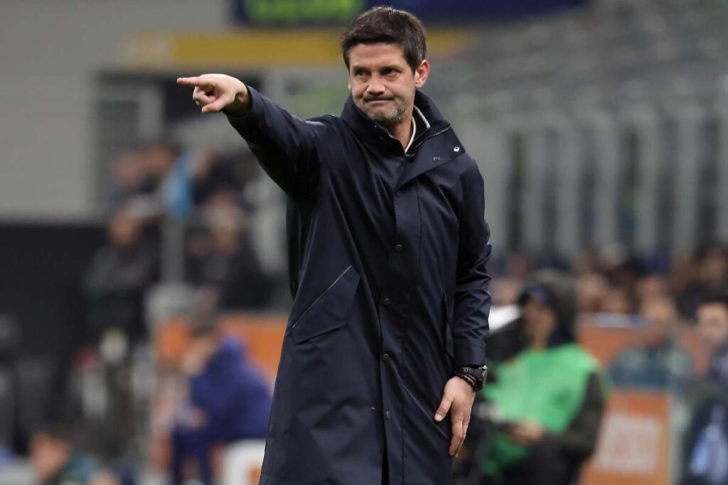 Chivu dà indicazioni dalla panchina