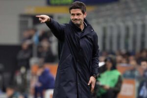 Chivu dà indicazioni dalla panchina