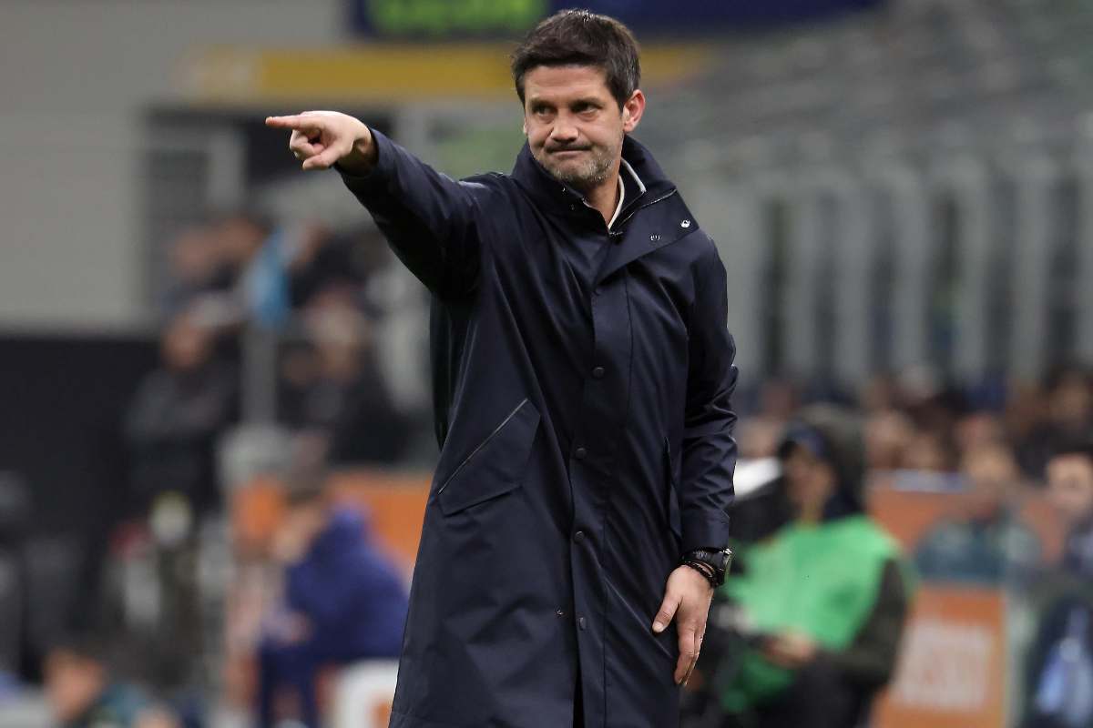 Chivu dà indicazioni dalla panchina