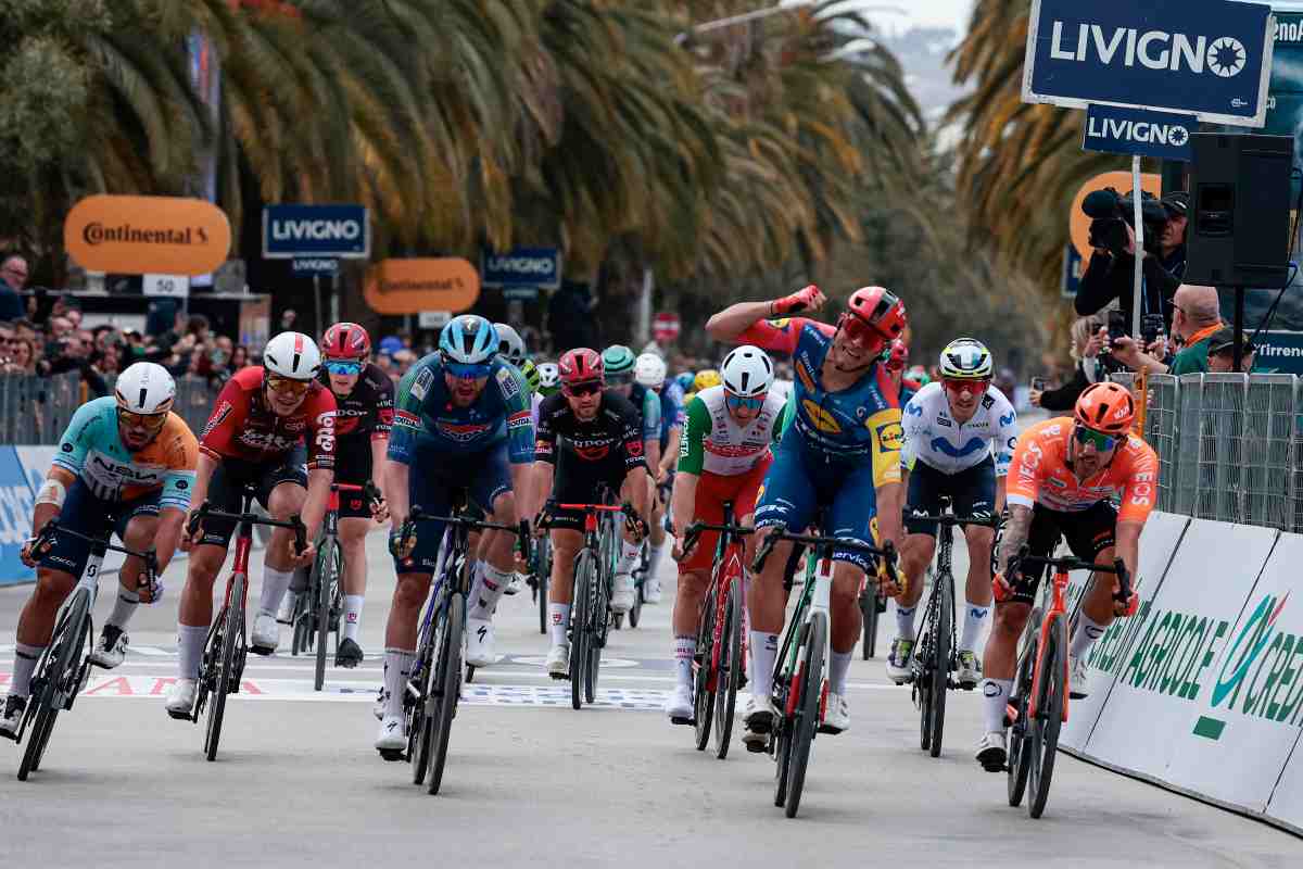 Ciclisti all'arrivo di una corsa