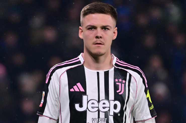 Emil Holm in campo con la Juve