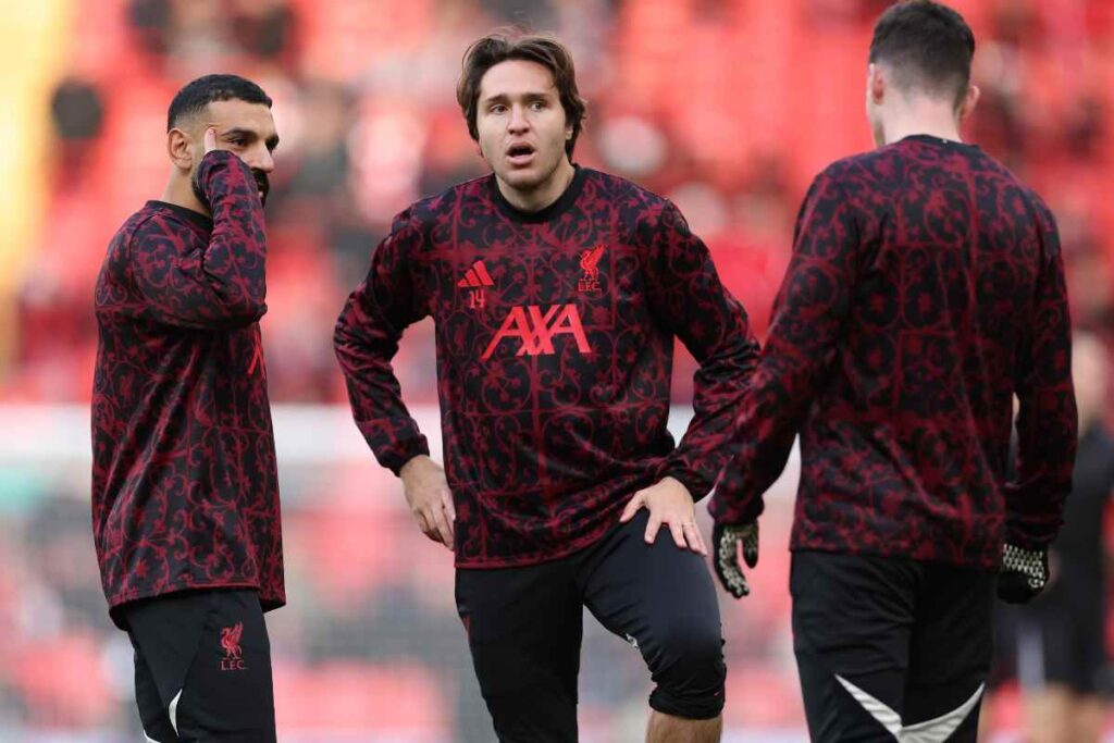 Federico Chiesa in un pre match a Liverpool