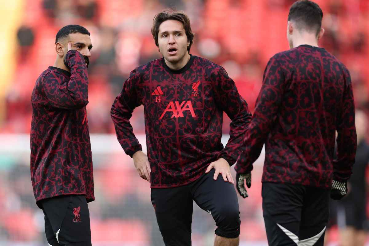 Federico Chiesa in un pre match a Liverpool