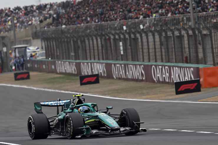 Fernando Alonso a bordo della sua Aston Martin