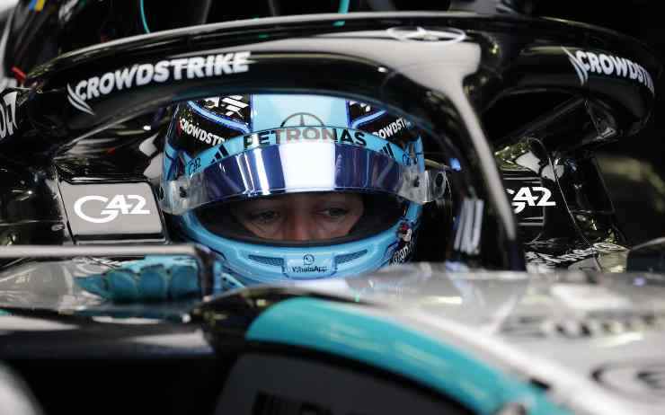 George Russell all'interno della sua Mercedes