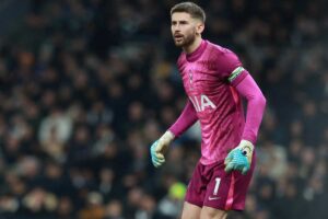 Guglielmo Vicario con la maglia del Tottenham