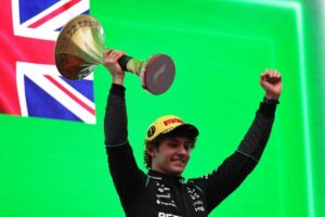 Kimi Antonelli sul gradino più alto del podio in Cina