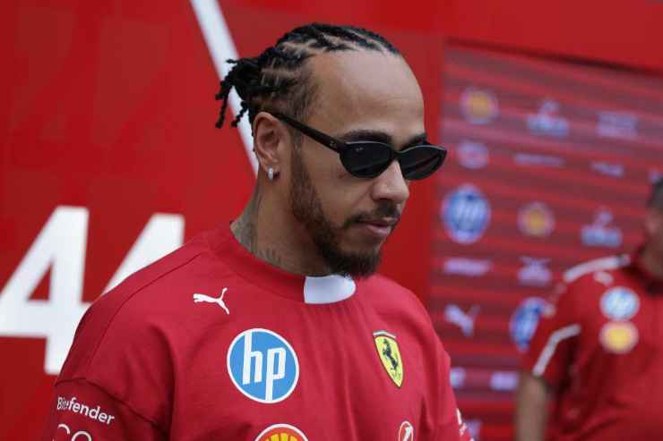 Lewis Hamilton a testa bassa