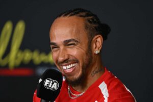 Lewis Hamilton ride in conferenza stampa