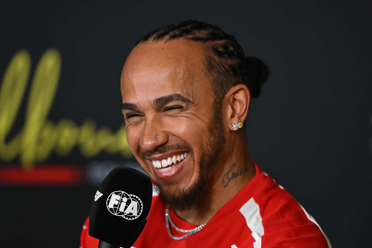 Lewis Hamilton ride in conferenza stampa