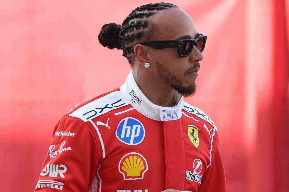 Lewis Hamilton pensieroso