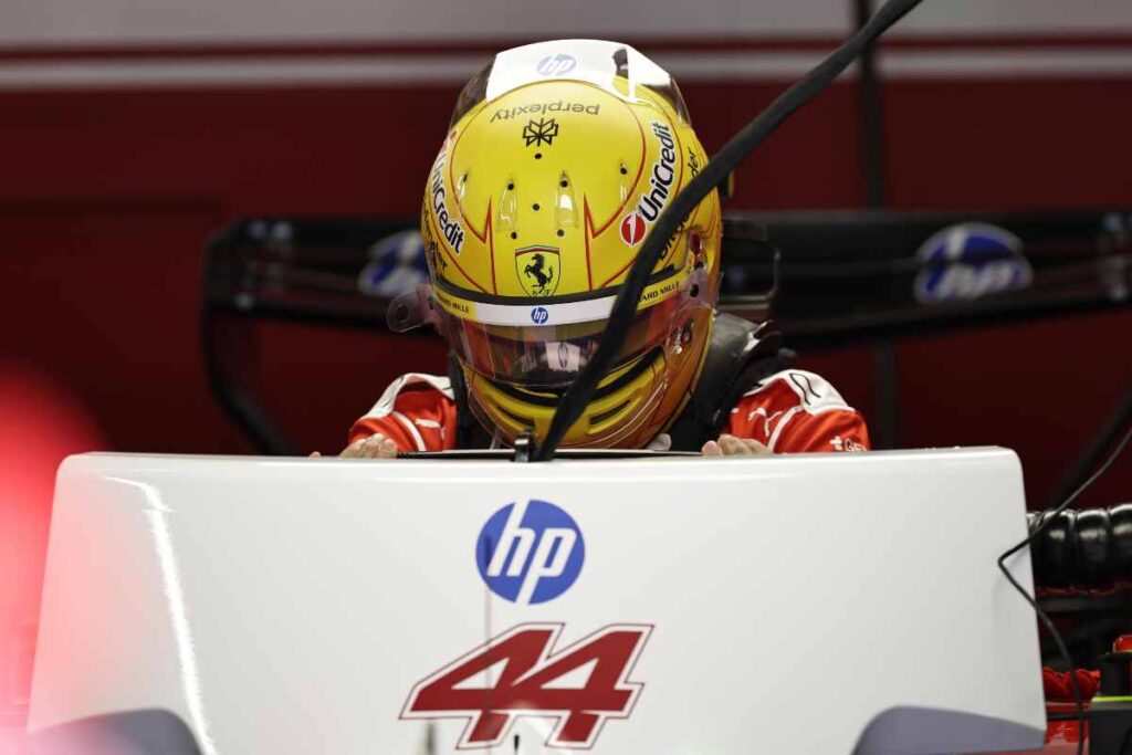 Lewis Hamilton guarda il monitor con i tempi