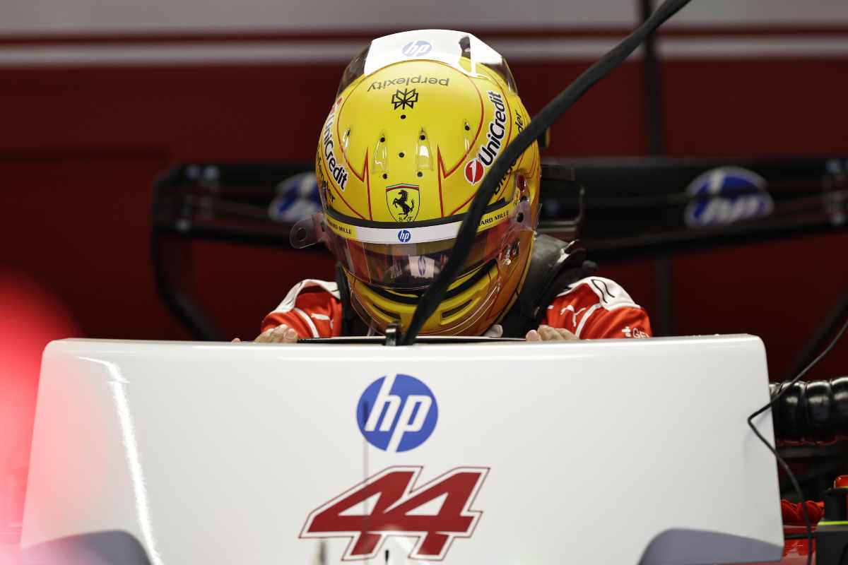 Lewis Hamilton guarda il monitor con i tempi