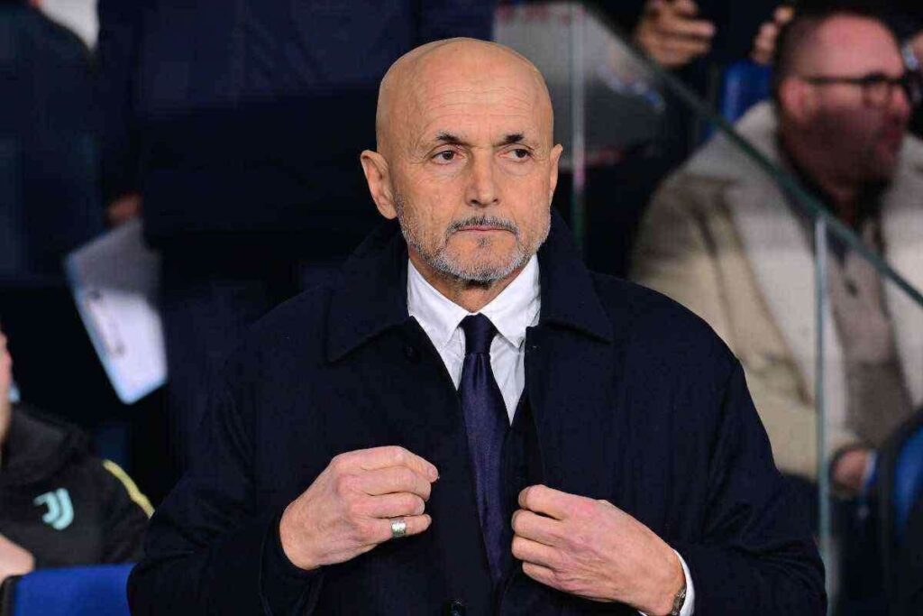 Luciano Spalletti pensieroso in panchina