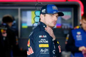 Max Verstappen con aria pensierosa nel paddock