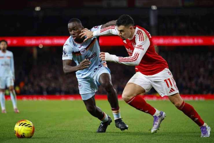 Michael Kayode in azione con la maglia del Brentford