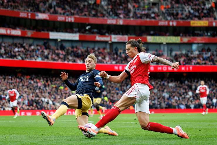 Riccardo Calafiori in azione con l'Arsenal