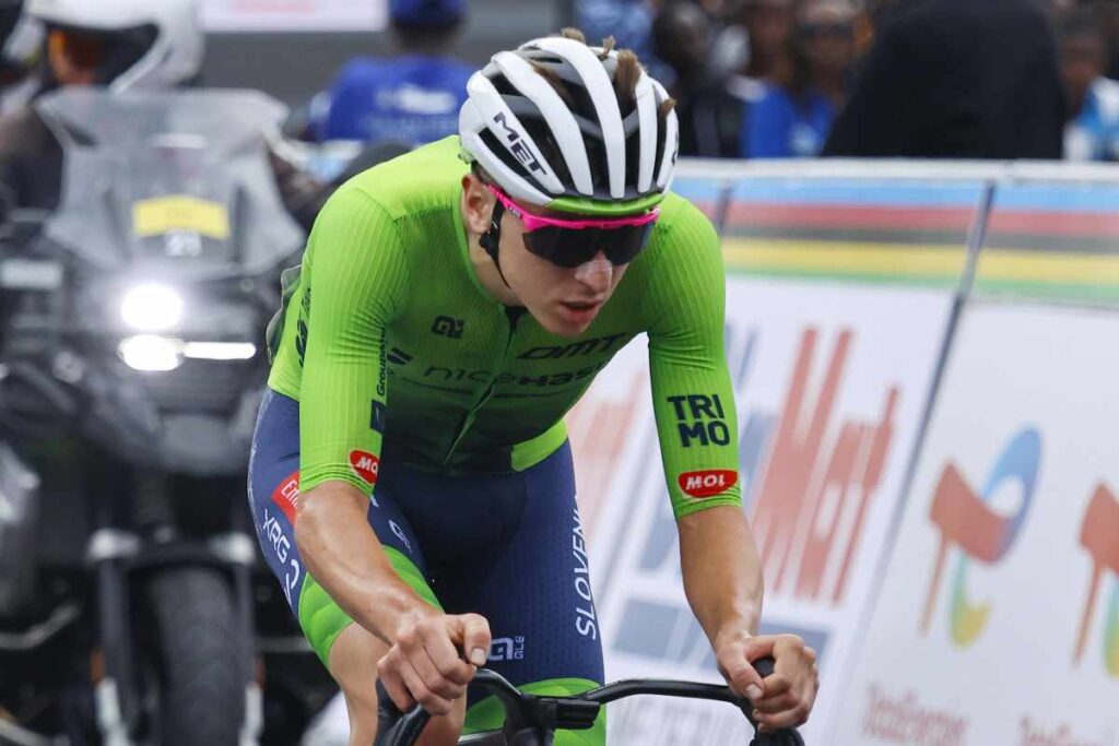 Tadej Pogacar in bici