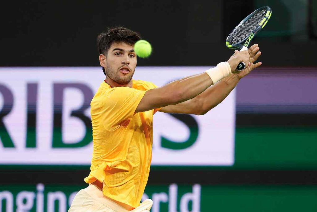 Carlos Alcaraz colpisce di rovescio
