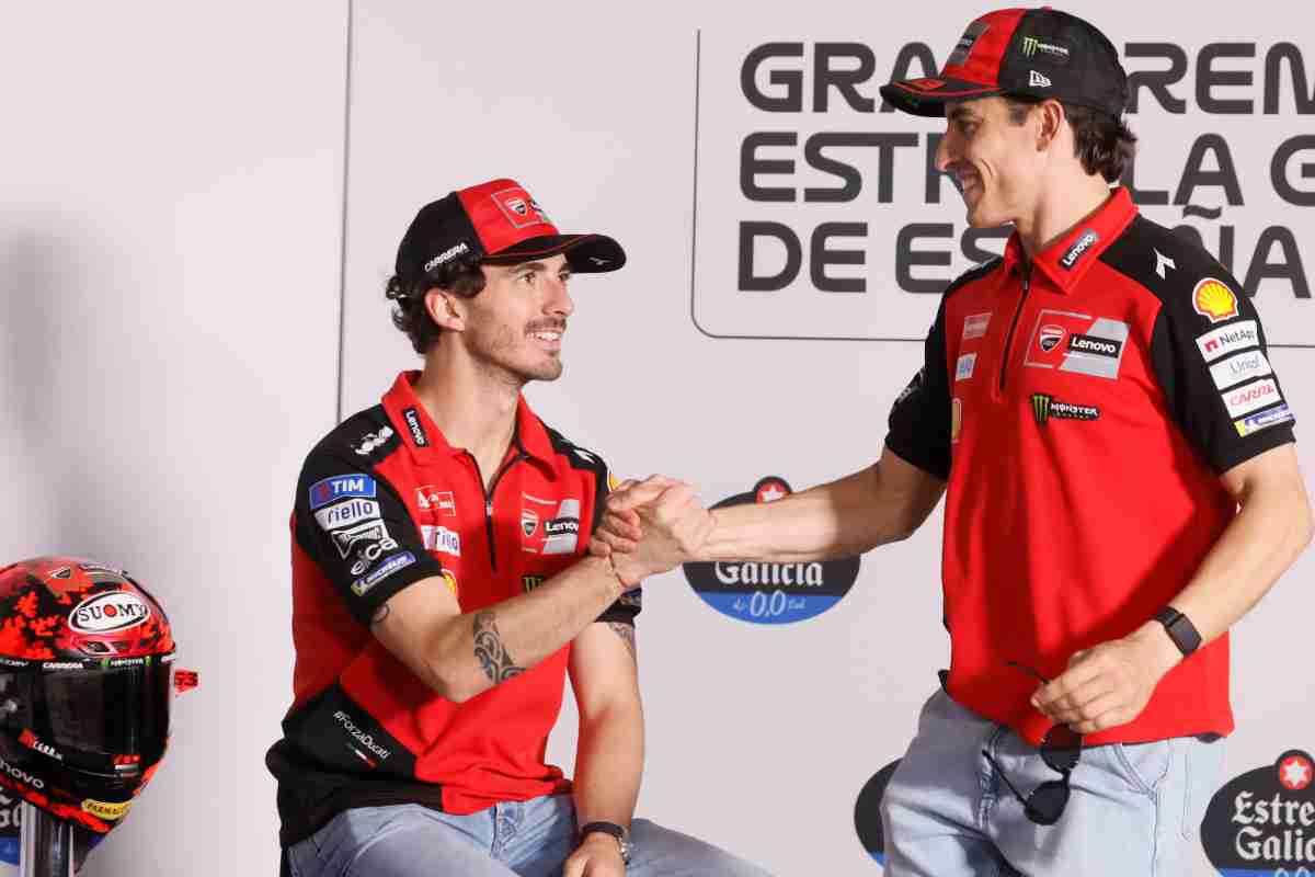 Marc Marquez stringe la mano a Bagnaia