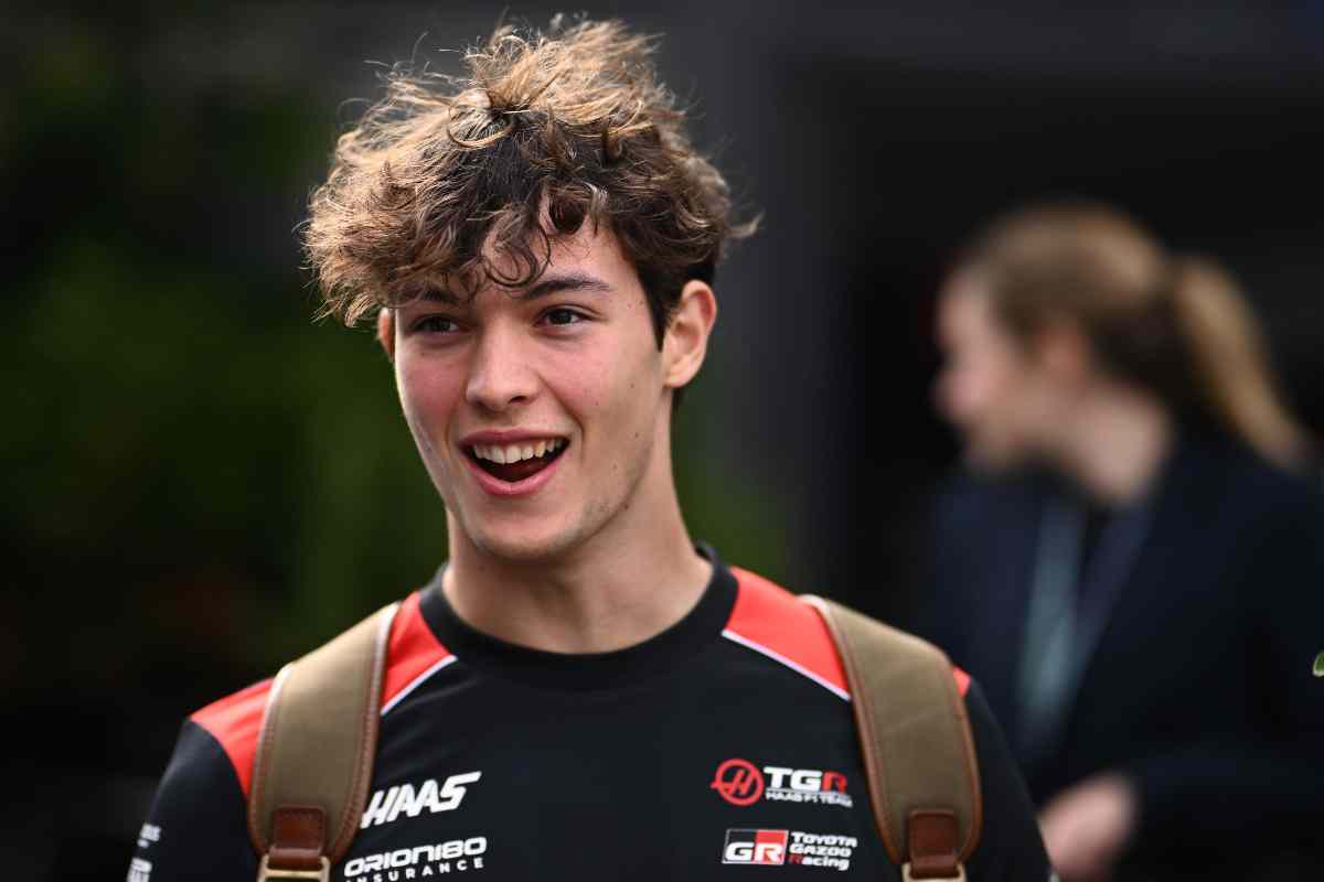 Oliver Bearman sorridente