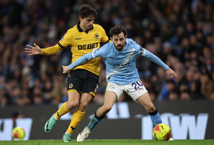 Bernardo Silva contrastato da un avversario