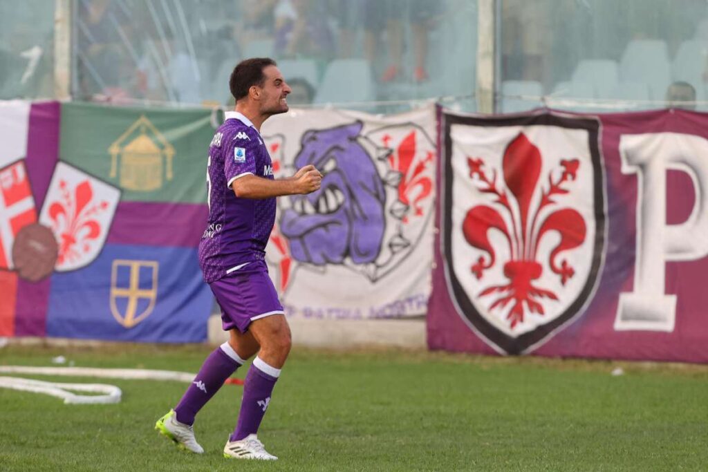 Giacomo Bonaventura esulta sotto la curva della Fiorentina