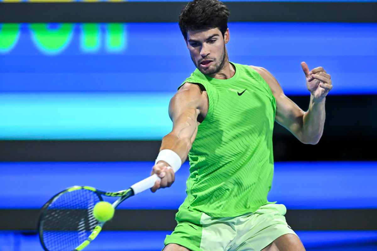 Carlos Alcaraz colpisce la palla