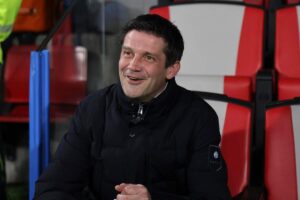 Cristian Chivu sorridente in panchina