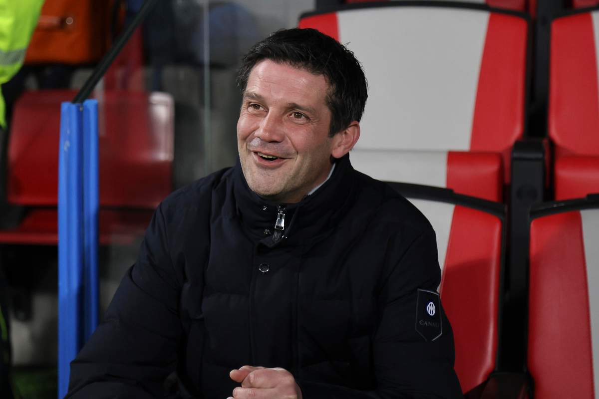 Cristian Chivu sorridente in panchina