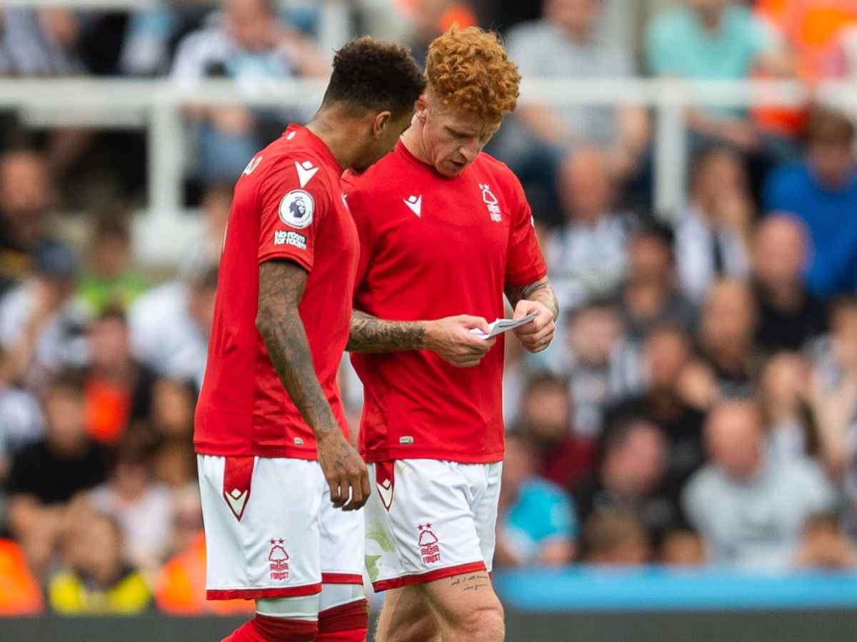 Jack Colback con un compagno di squadra